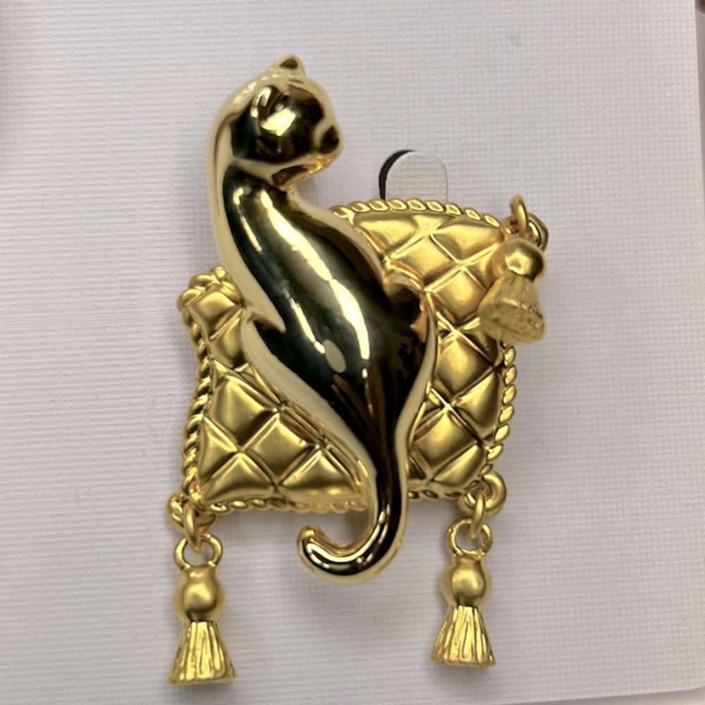 Elegant Golden Kitten Sitting On Pillow Brooch
